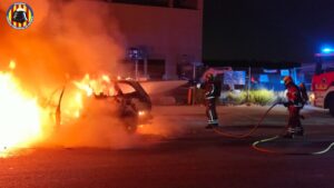 Incendio de un vehículo en un área de servicio de Catarroja